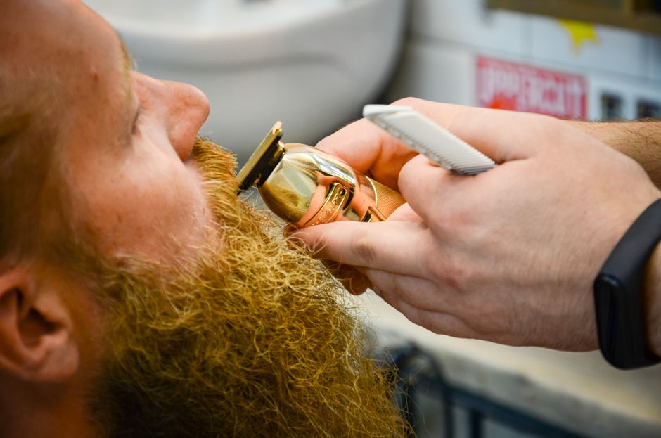 Bărbierit cu pasiune la Barbershop David Concept